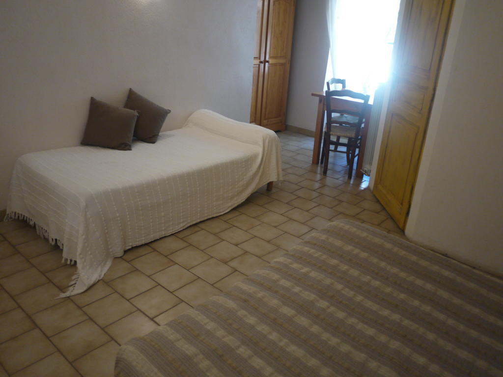 Auberge Des Seguins Buoux Room photo