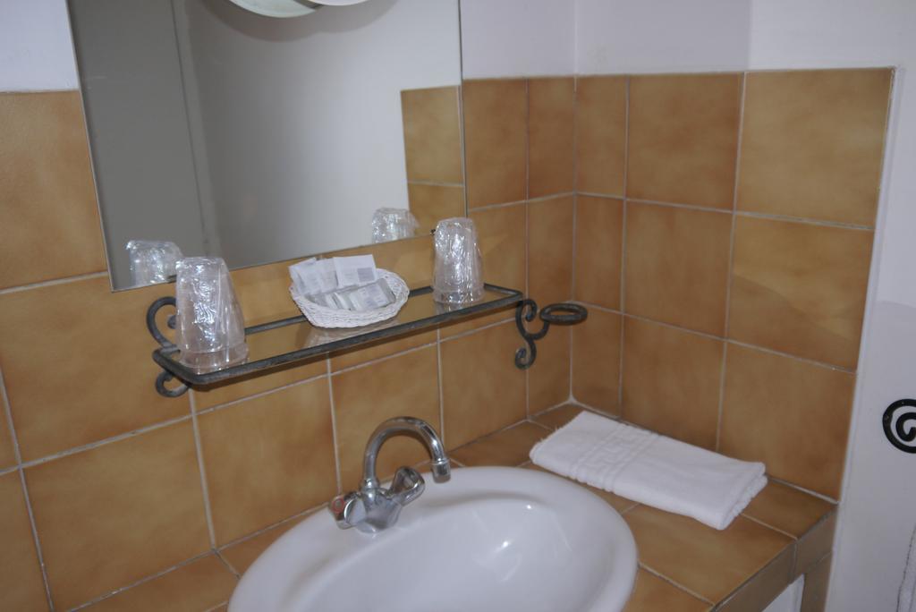 Auberge Des Seguins Buoux Room photo